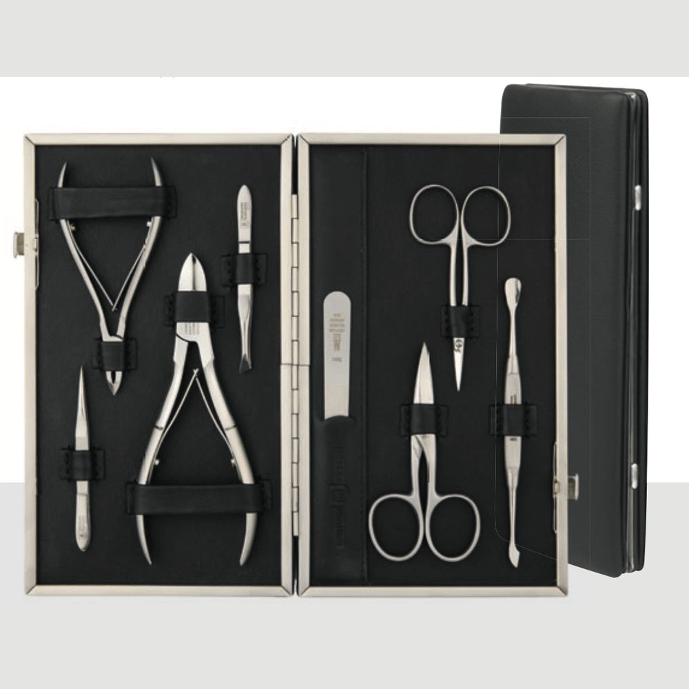 Etui met manicuregereedschap. Bevat twee tangen, twee scharen, vijl, pincet en andere instrumenten. Zwarte leren etui.