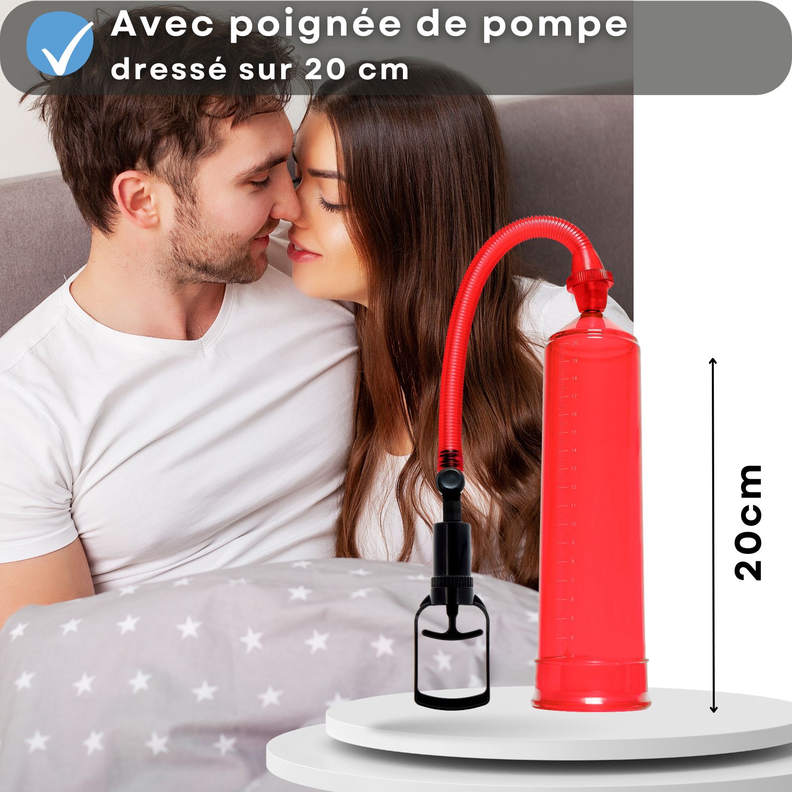 Pompe à pénis rouge avec poignée. Couple au lit. Texte: 20cm érigé.