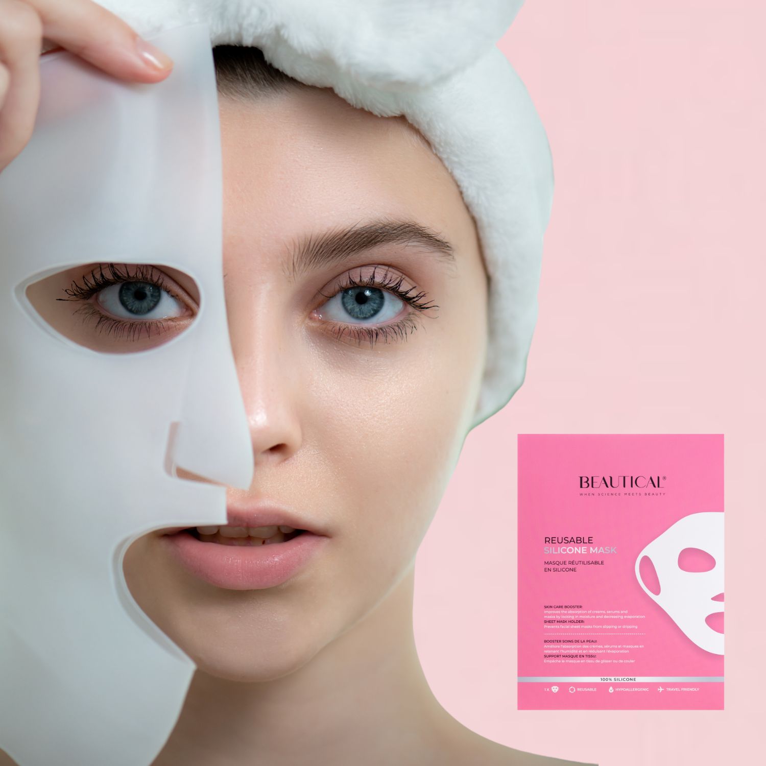 Vrouw houdt wit siliconen masker voor haar gezicht. Achtergrond: roze muur, handdoek. Rechts: verpakking met masker.