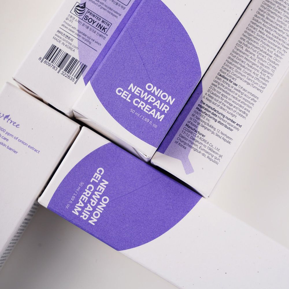 Meerdere dozen met tekst: ONION NEWPAIR GEL CREAM. Paarse en witte verpakking. Opdruk: SOY INK. Gemaakt in Korea.