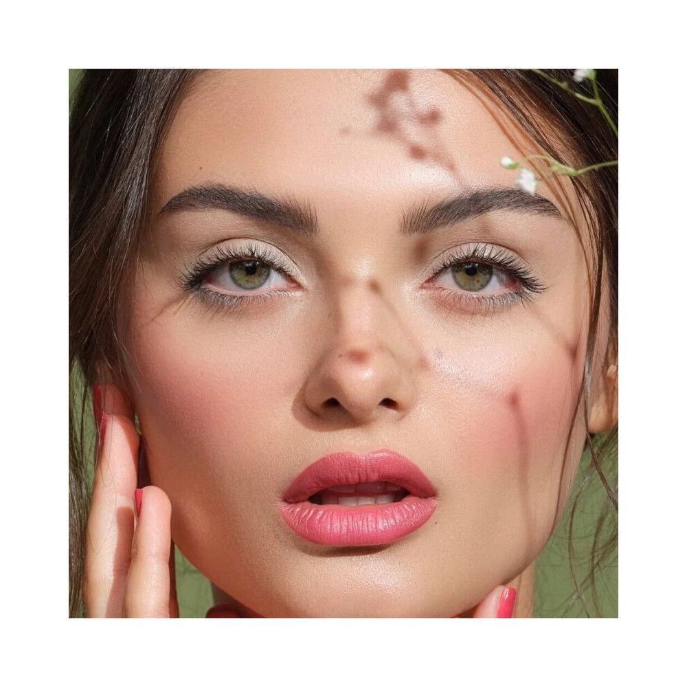 Close-up van een gezicht met make-up. Focus op ogen en lippen. Natuurlijke belichting, delicate huid.