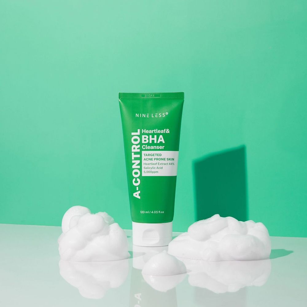 Groene tube met witte schuim. Tekst: NINE LESS, A-Control, Heartleaf & BHA Cleanser. Opschrift: Targeted Acne Prone Skin.