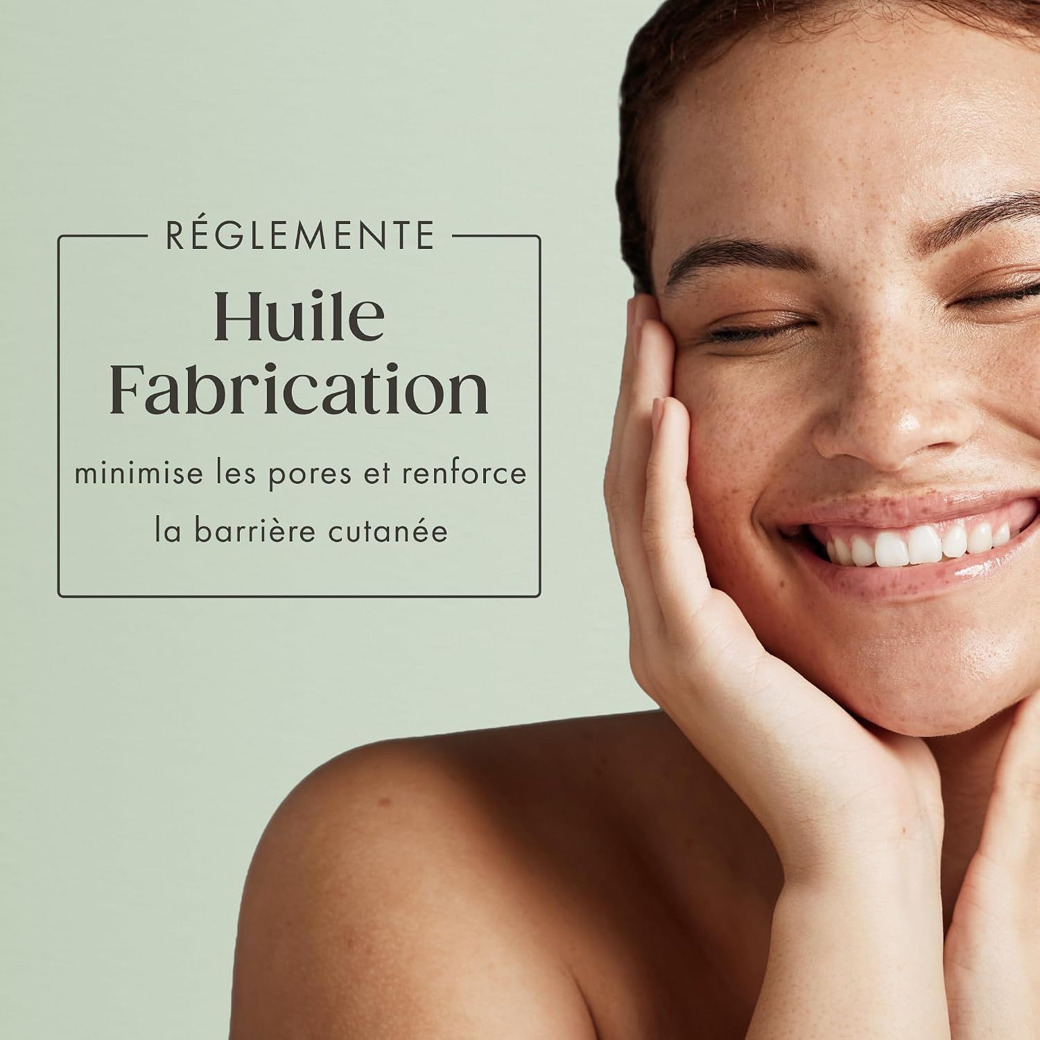Femme yeux fermés, mains sur les joues.