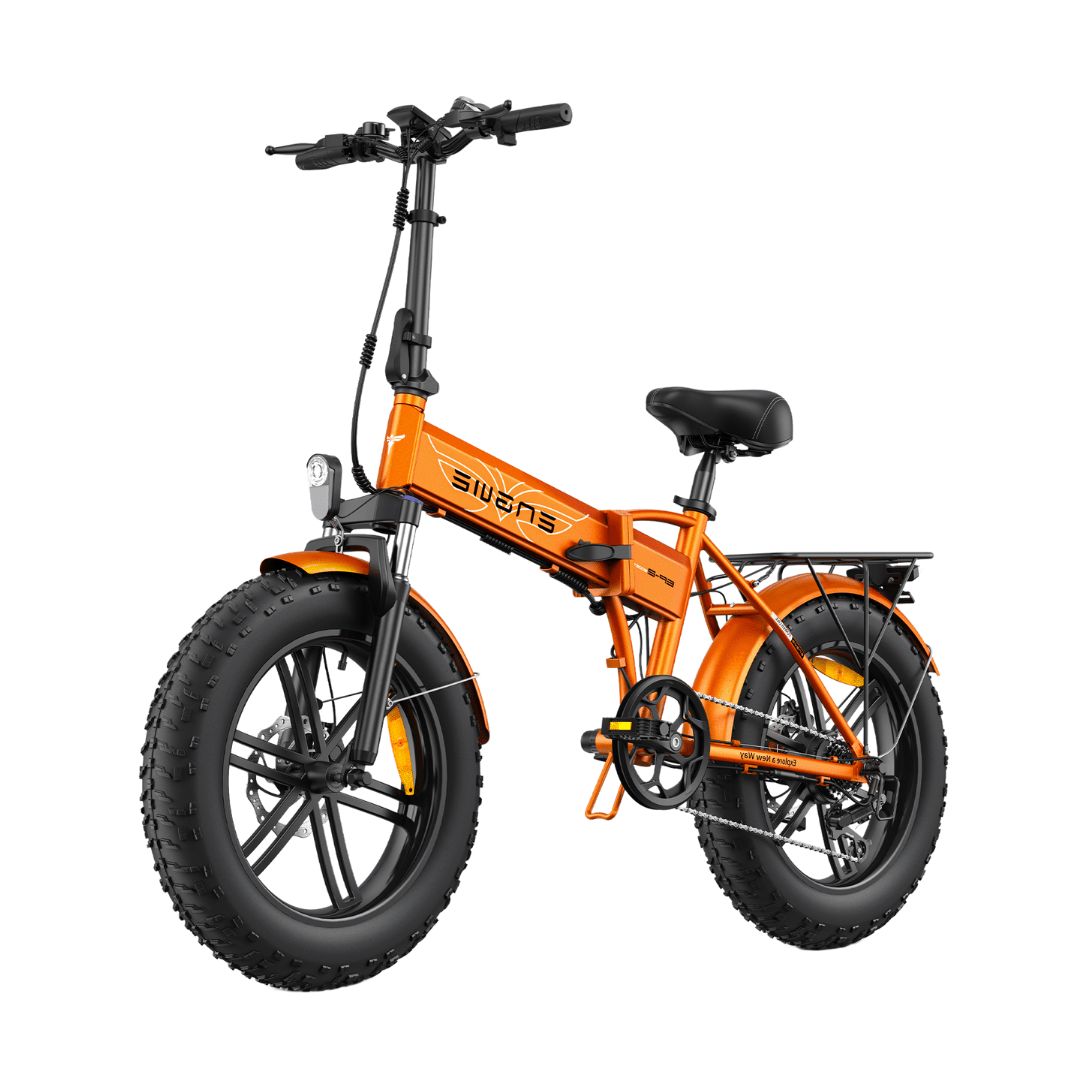 Vélo pliant orange avec pneus noirs. Marque ENGWE visible. Garde-boue avant et arrière. Porte-bagages.