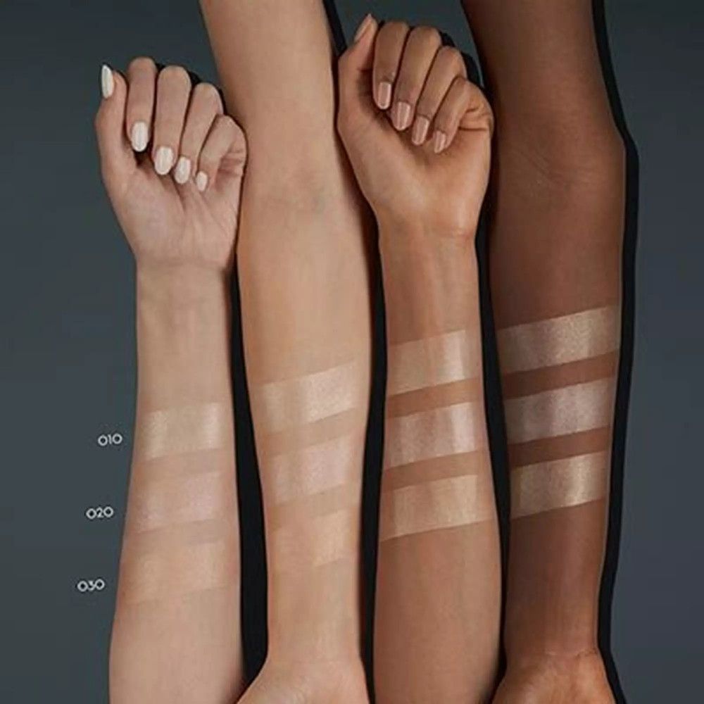 Bras avec échantillons d'highlighter sur différentes carnations. Trois bandes par bras. Inscription : 010, 020, 030.