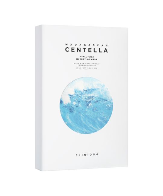 Boîte blanche avec motif vagues bleues et texte. Inscription "Madagascar Centella Hyalu-Cica Hydrating Mask".