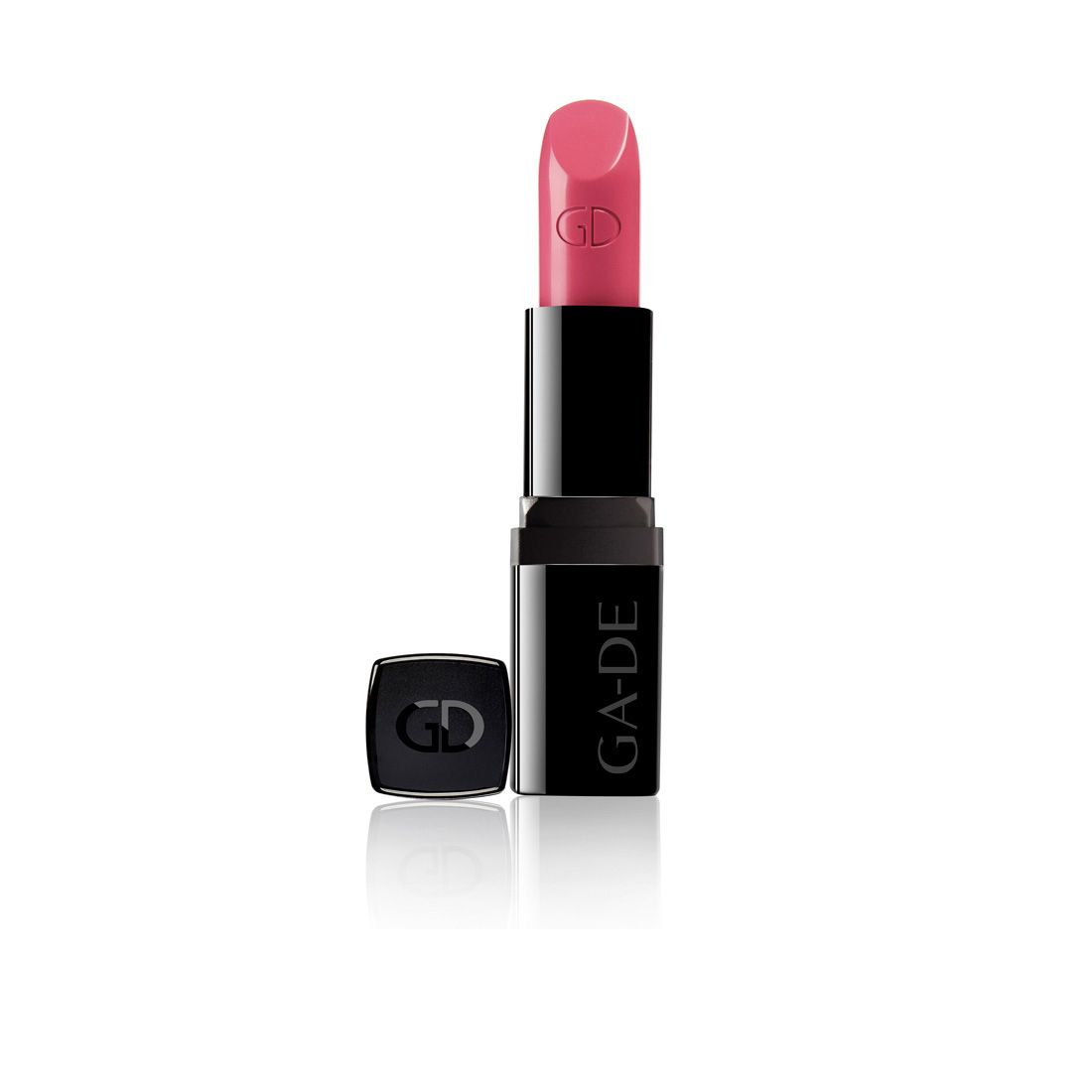 Rouge à lèvres rose avec étui noir. Le nom "GA-DE" est visible sur l'étui. Le capuchon est à côté.