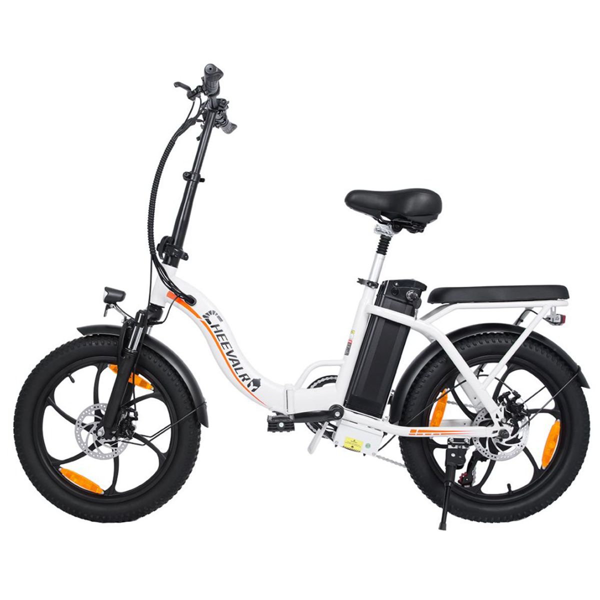 Vélo électrique blanc avec pneus noirs. Visible : selle, batterie, porte-bagages, marque CHEEVALRY.