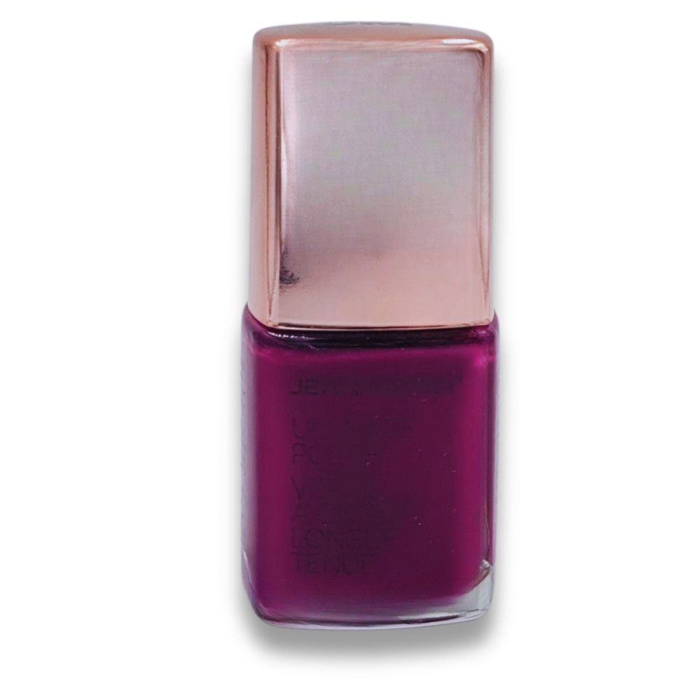 Flacon de vernis à ongles carré avec bouchon or rose. Vernis à ongles rouge foncé visible à l'intérieur.