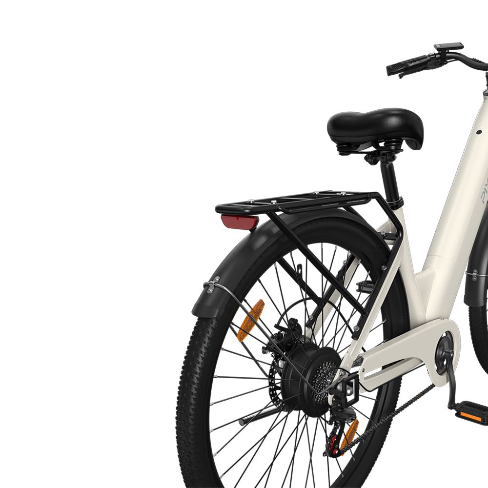 Gros plan de la roue arrière d'un vélo électrique crème. Porte-bagages, garde-boue et moteur visibles. Feu arrière rouge.