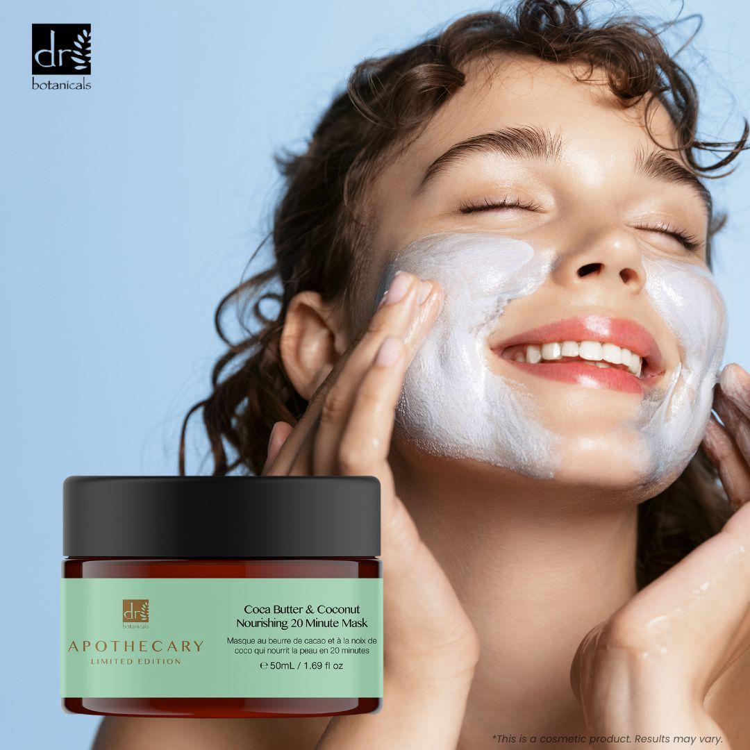 Vrouw brengt gezichtsmasker aan. Pot met groen etiket. Tekst: Cocoa Butter & Coconut Nourishing 20 Minute Mask.
