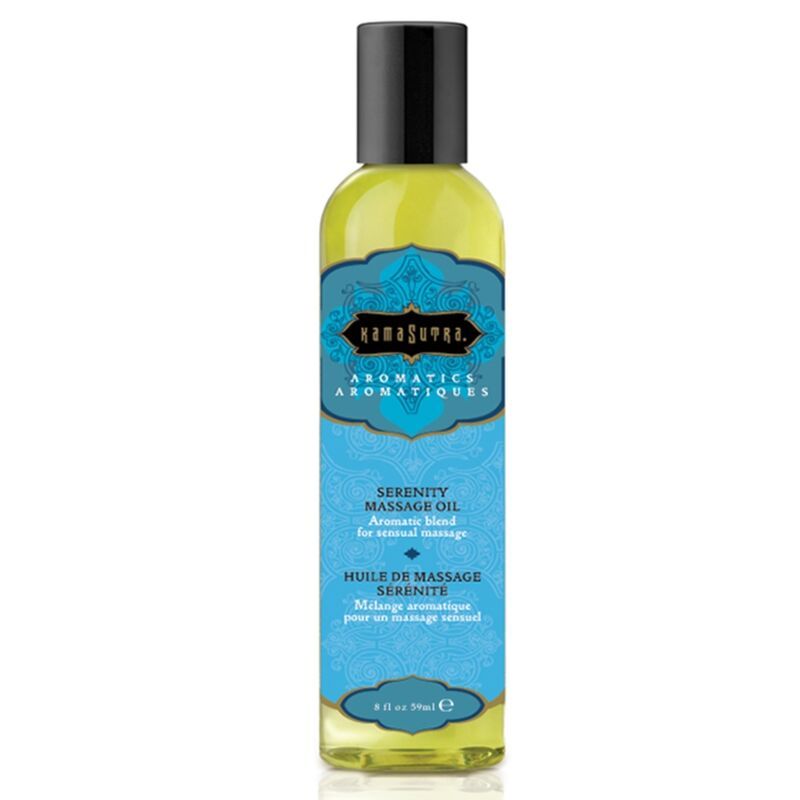 Fles met gele massageolie en een blauw etiket met "Serenity Massage Oil".