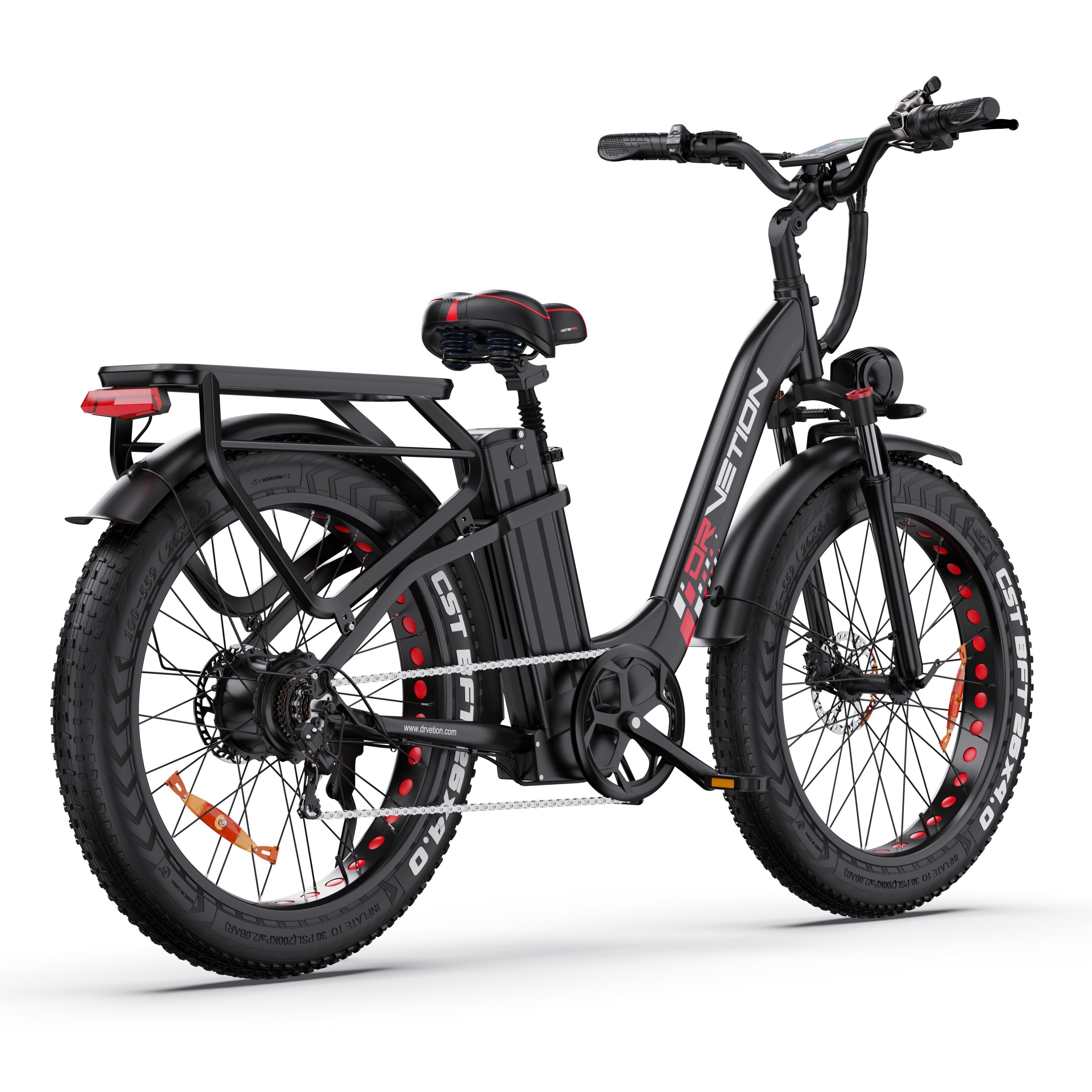 Zwarte e-bike met rode accenten. Brede banden, bagagedrager, koplamp en zadel. DRVETION-logo.