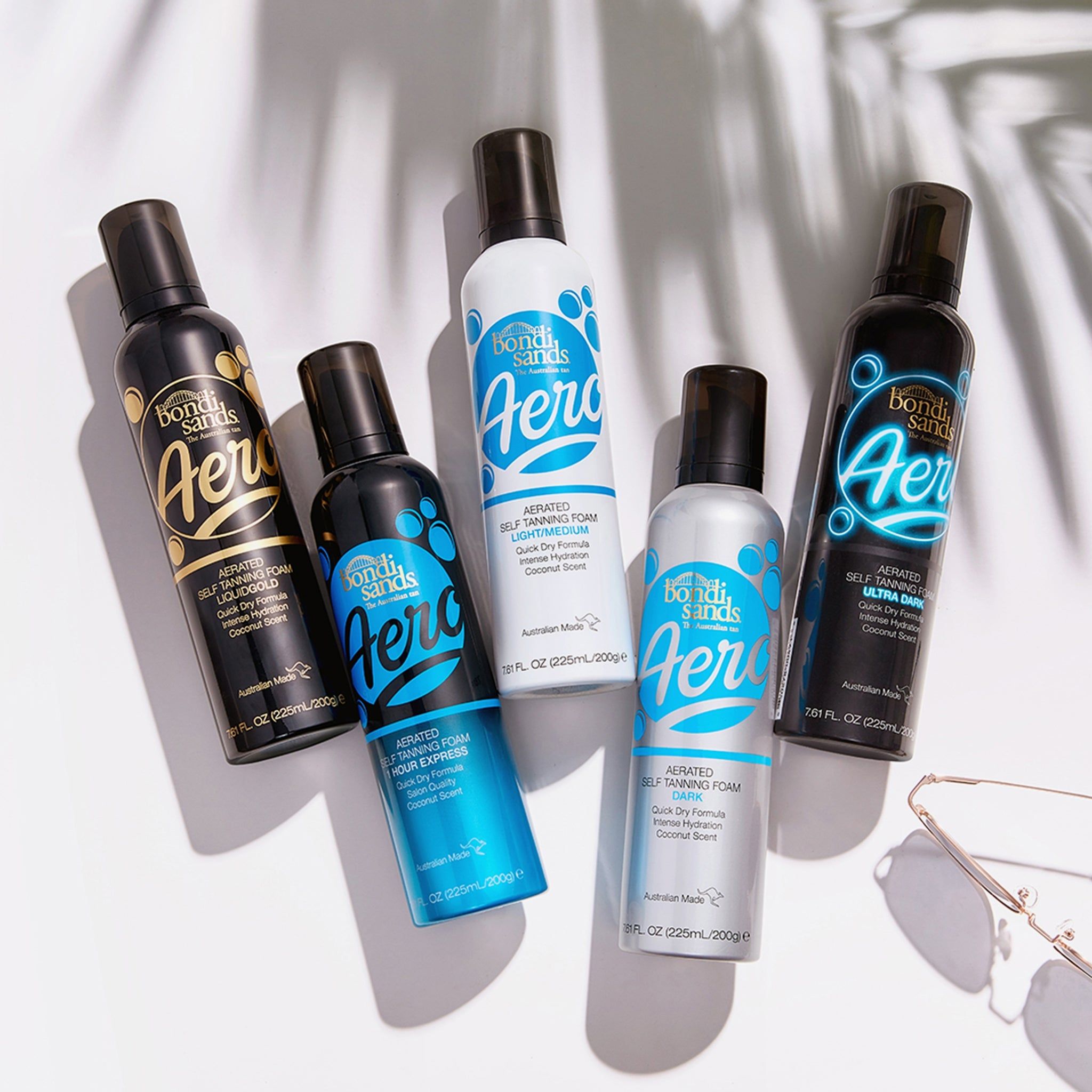Vijf flessen Bondi Sands Aero zelfbruinende schuim. Verschillende kleuren en opschriften. Met sproeikoppen.