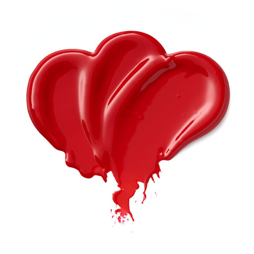 Échantillon de rouge à lèvres rouge sur fond blanc. Forme: cœur. Texture brillante avec coulures.