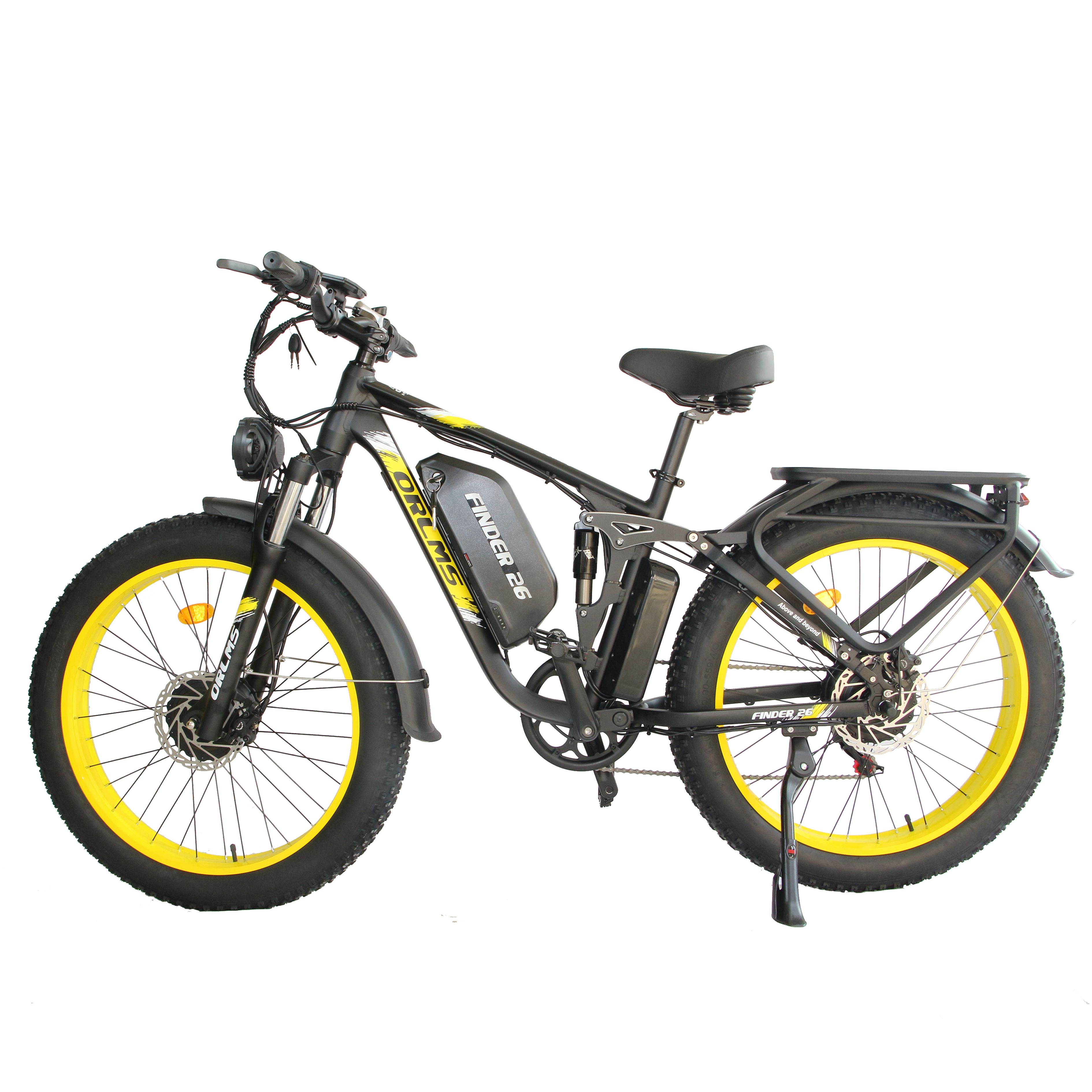 Zwarte elektrische mountainbike met gele velgen. Bagagedrager, koplamp en batterij. Opschrift: ORLMS Finder 26.