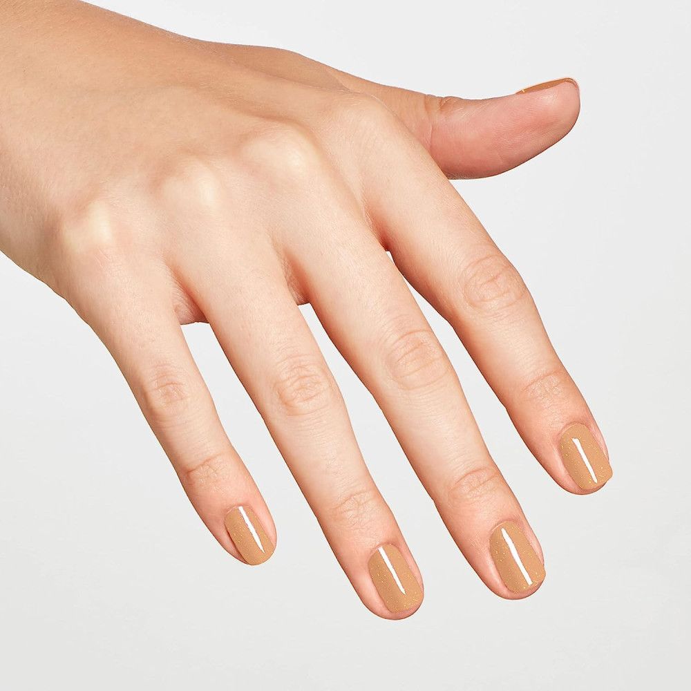 Main avec ongles vernis. Vernis à ongles beige. Ongles vernis.