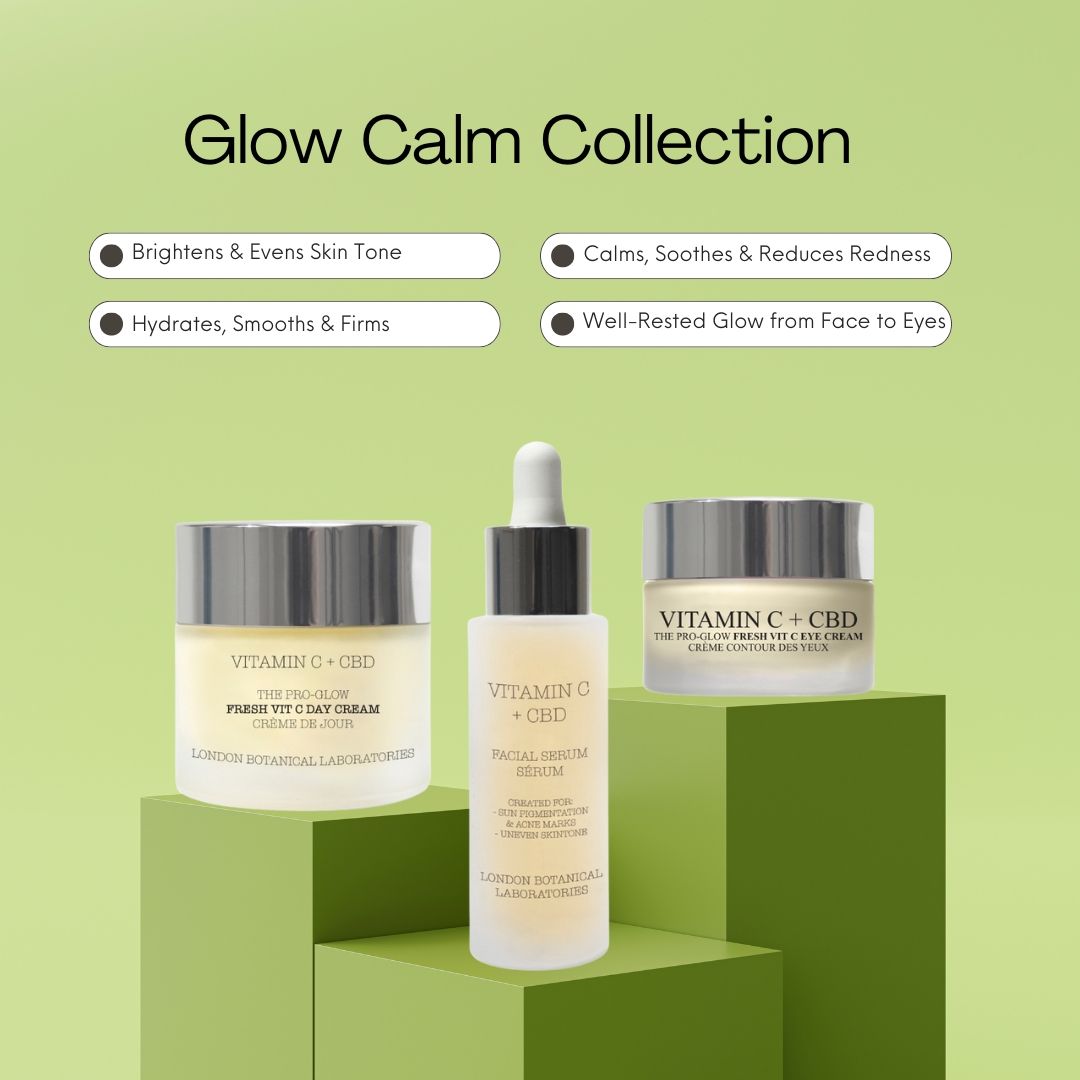 Drie cosmetische producten op groene blokken. Dagcrème, oogcrème en serum. Opschrift: Vitamin C + CBD. Tekst: Glow Calm Collection.