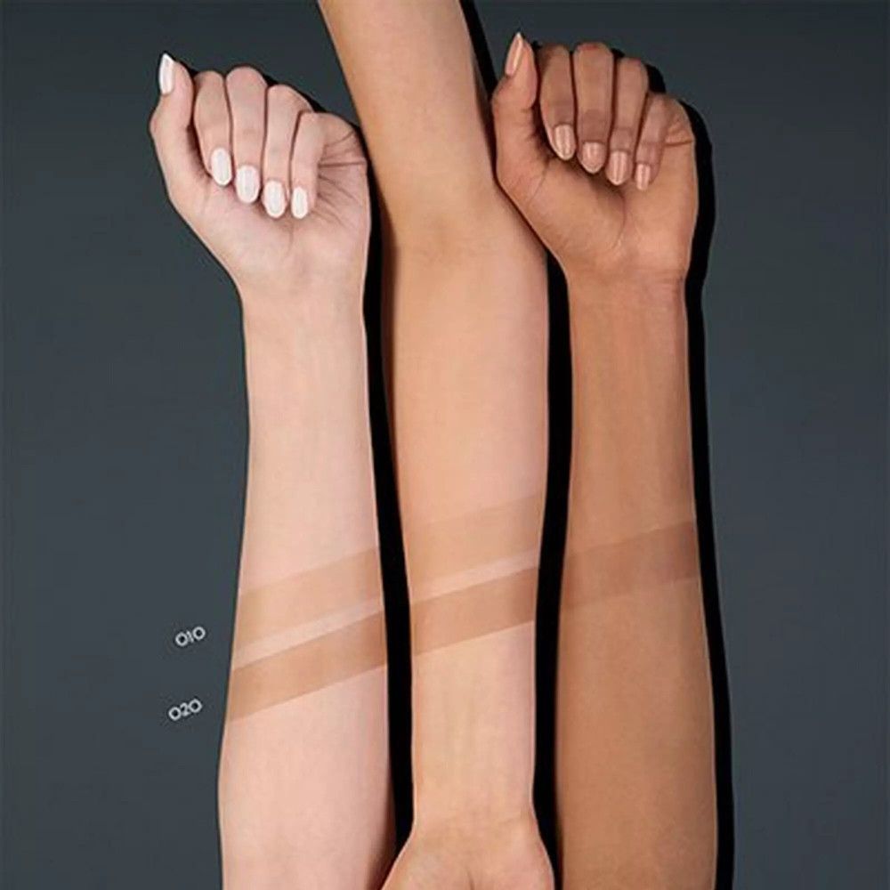 Drie armen met verschillende huidtinten. Op de armen zijn bronzer-swatches aangebracht. Opschrift: 010, 020.