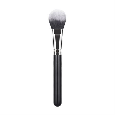 Een enkele blushkwast met zwarte handgreep en zilveren ferrule.