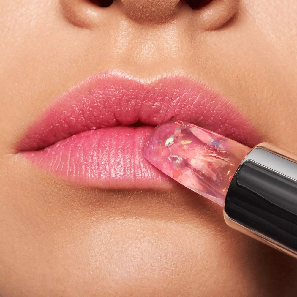 Lippen met kleurveranderende lippenstift. De transparante lippenstift wordt op de lippen aangebracht. Roze lipkleur.
