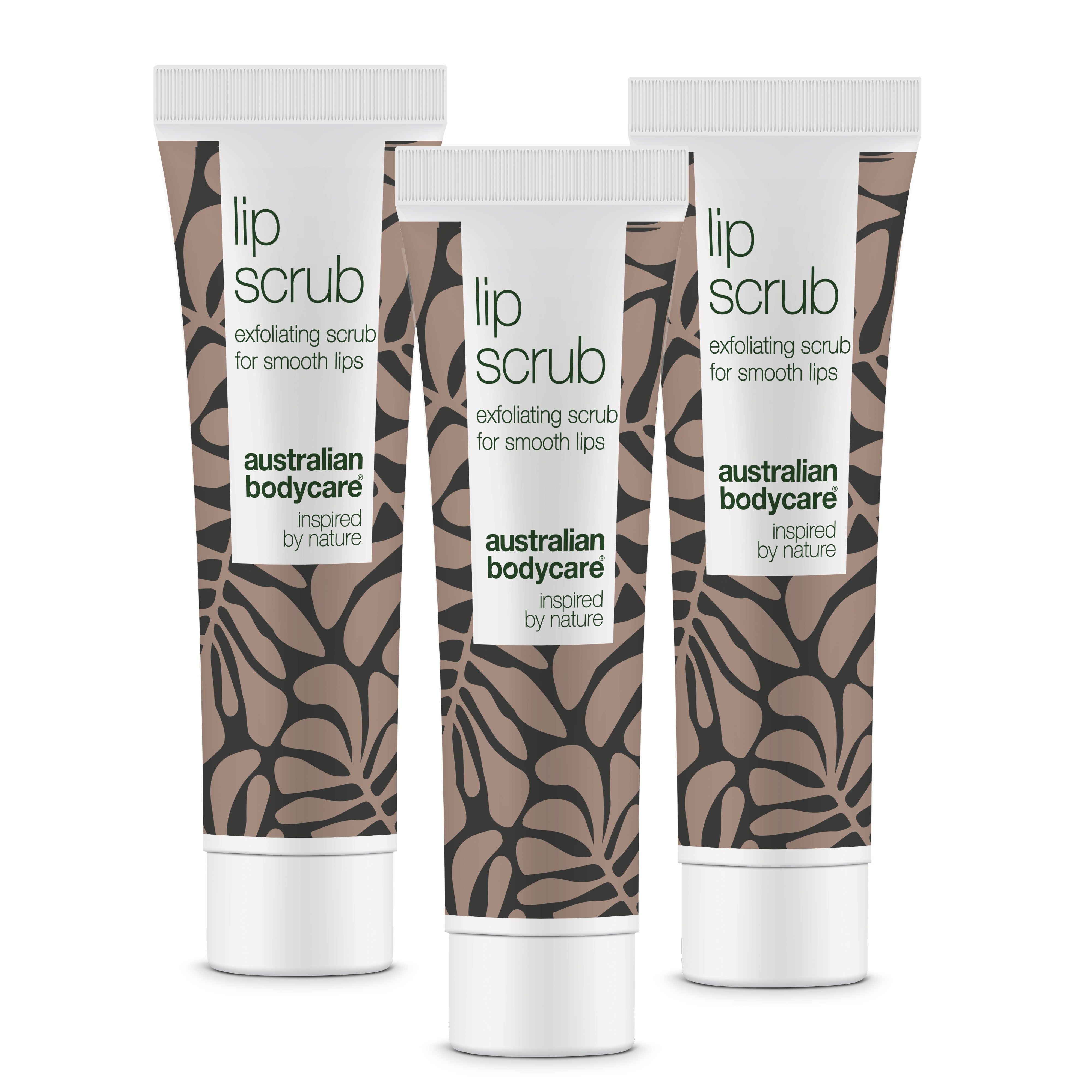 Trois tubes de gommage pour les lèvres. Bouchon blanc, motif marron. Inscription : Australian Bodycare, Lip Scrub.