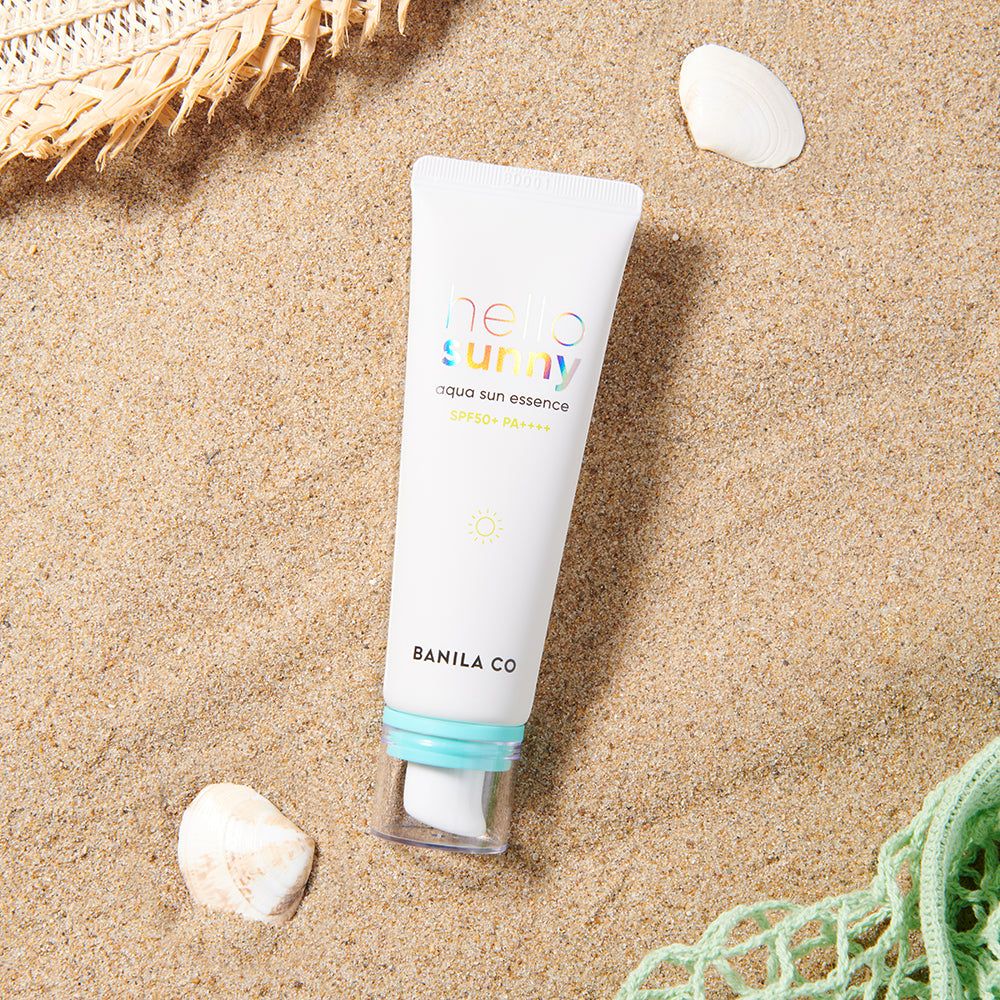 BANILA CO Hello Sunny Aqua Sun Essence SPF50+ PA++++ sur la plage.