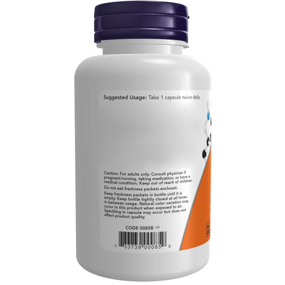Achterkant fles. Oranje etiket met gebruiksaanwijzing. Code en barcode. Witte container, blauwe dop.
