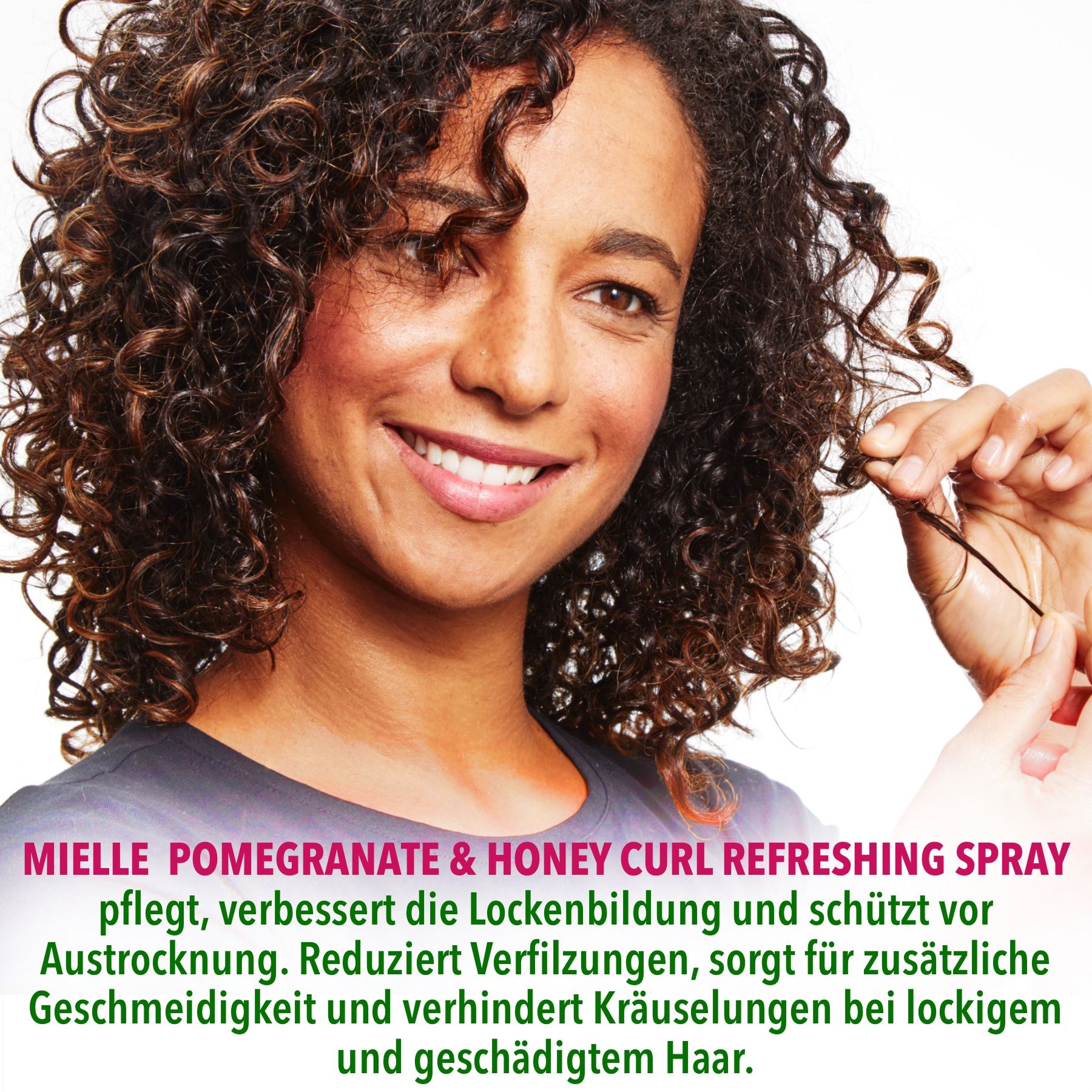 Femme aux cheveux bouclés. Texte : Mielle Pomegranate & Honey Curl Refreshing Spray nourrit, améliore les boucles et protège du dessèchement.