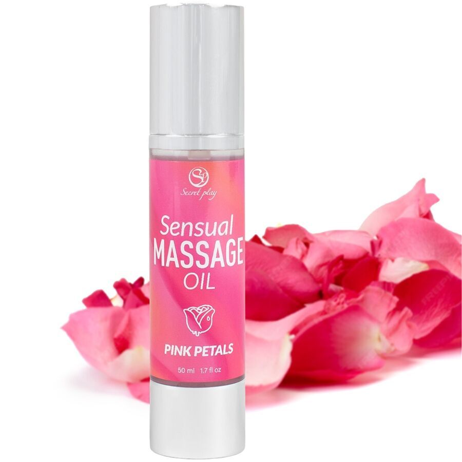 Roze fles met zilveren verstuiver. Opschrift: Sensual Massage Oil Pink Petals. Rozenblaadjes op de achtergrond.