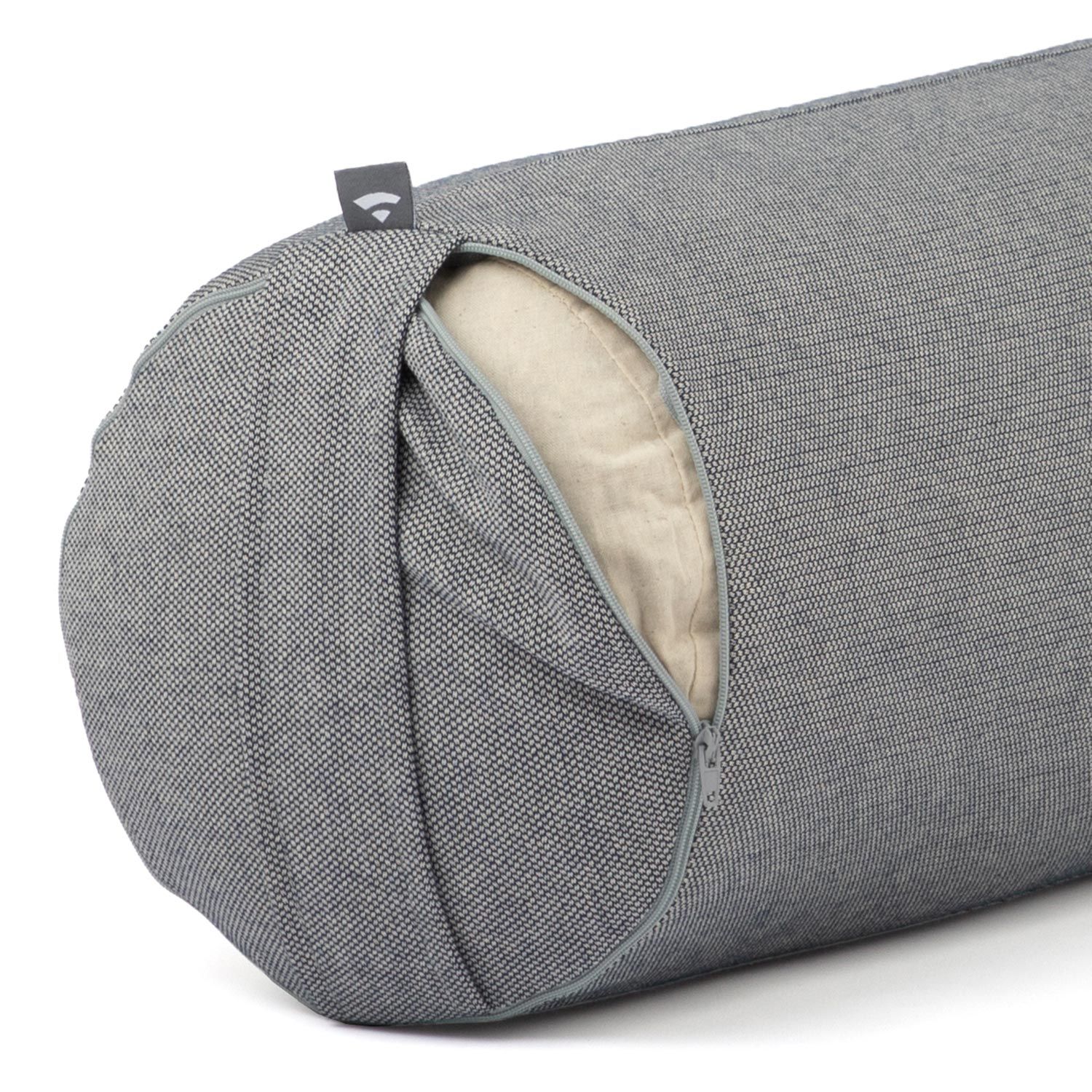 Grijze yoga bolster met rits. Stoffen hoes. Binnenkussen zichtbaar. Logo aan het uiteinde.
