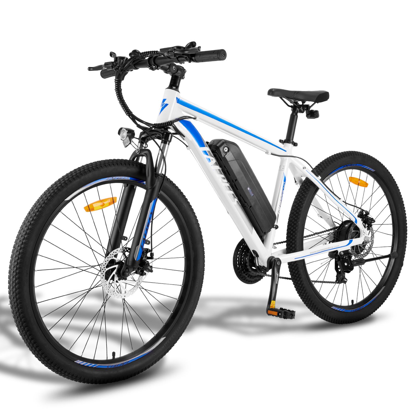 VTT électrique blanc avec accents bleus. Pneus, selle et guidon noirs. Batterie sur le cadre.
