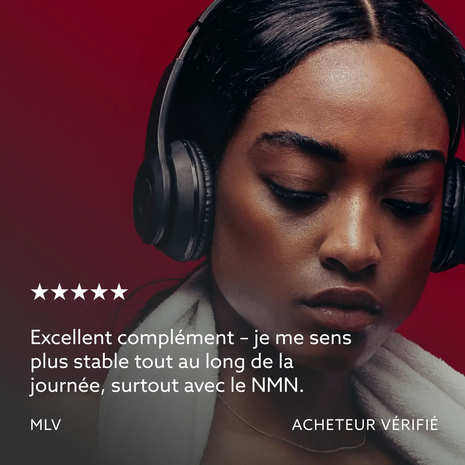 Femme avec casque. Texte: Excellent complément, je me sens plus stable, surtout avec NMN. Acheteur vérifié.