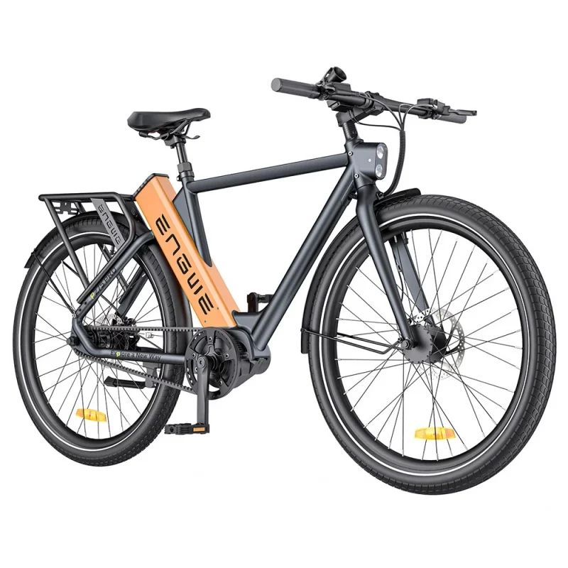 E-bike in zijaanzicht. Donkergrijs frame, oranje batterij met ENGWE-logo. Zwarte banden en bagagedrager.
