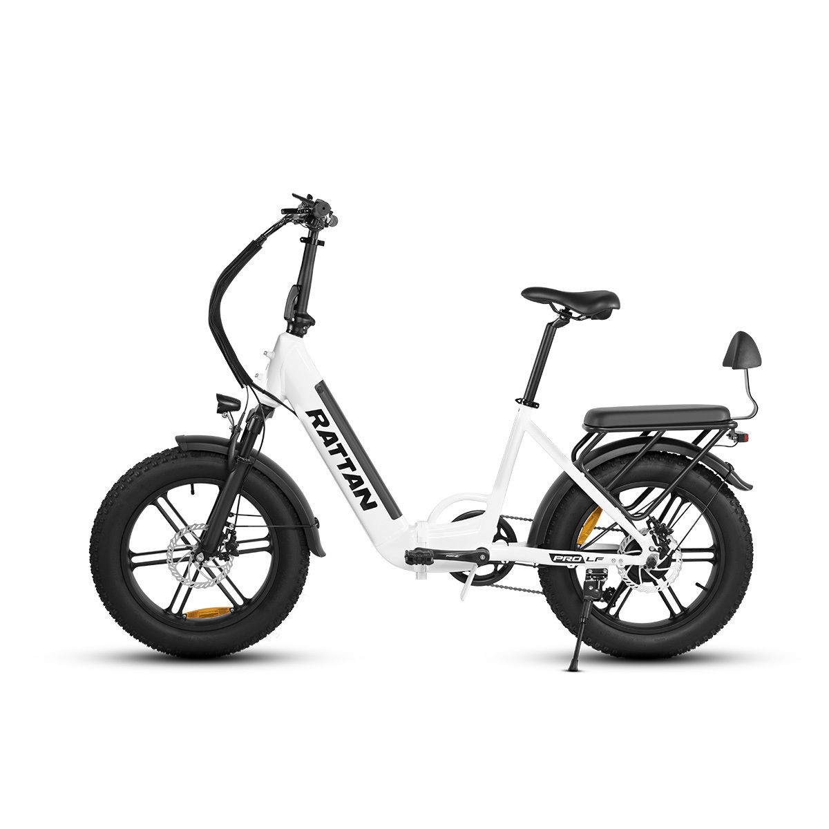 Vélo pliable blanc avec pneus et détails noirs. Marque RATTAN sur le cadre. Porte-bagages et siège arrière.