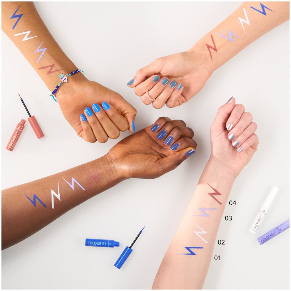 Mains avec différentes couleurs de traits d'eye-liner. Produits et codes couleurs visibles.