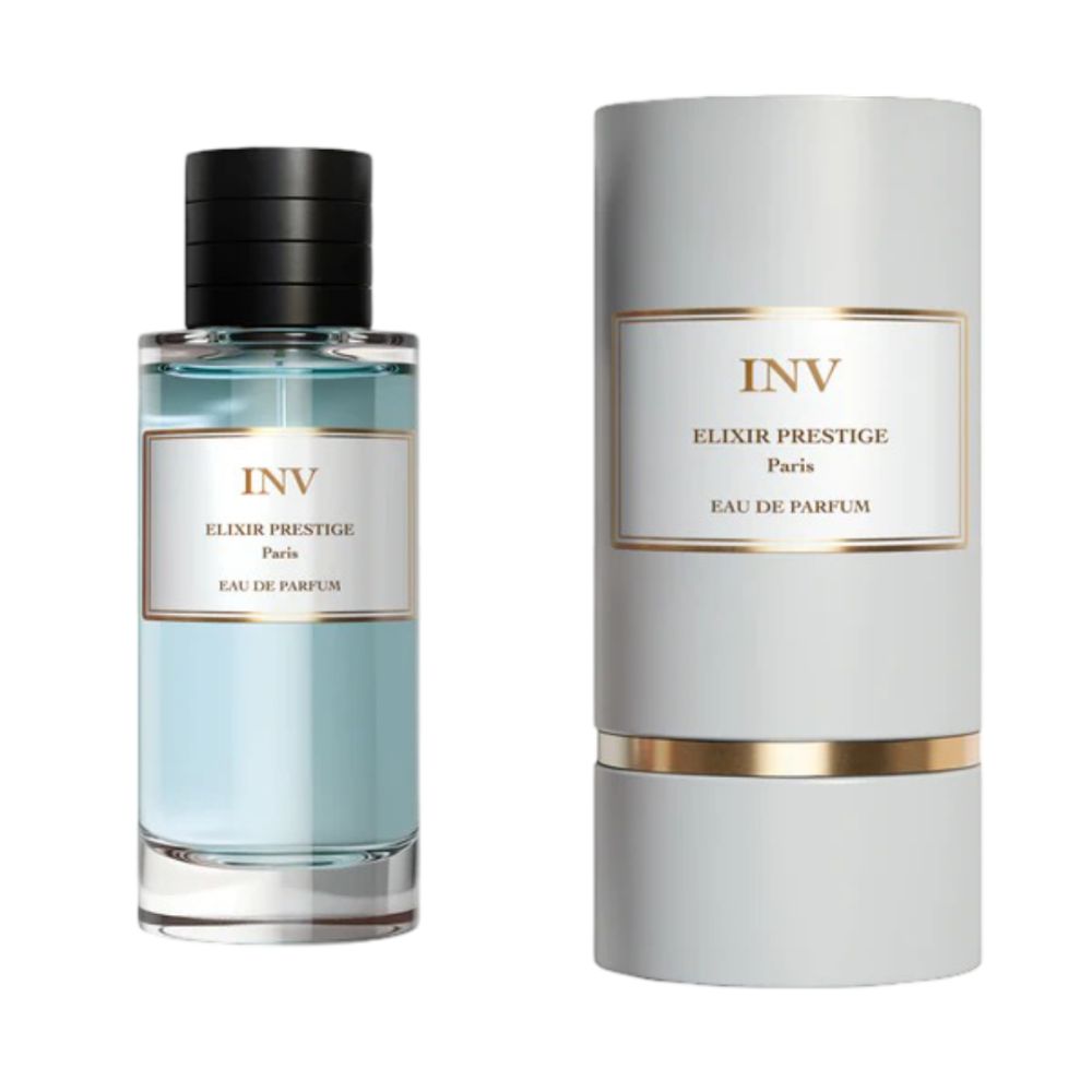 Flacon de parfum et emballage. Flacon avec contenu bleu, étiquette blanche et bouchon noir. Emballage cylindrique, blanc avec détails dorés.