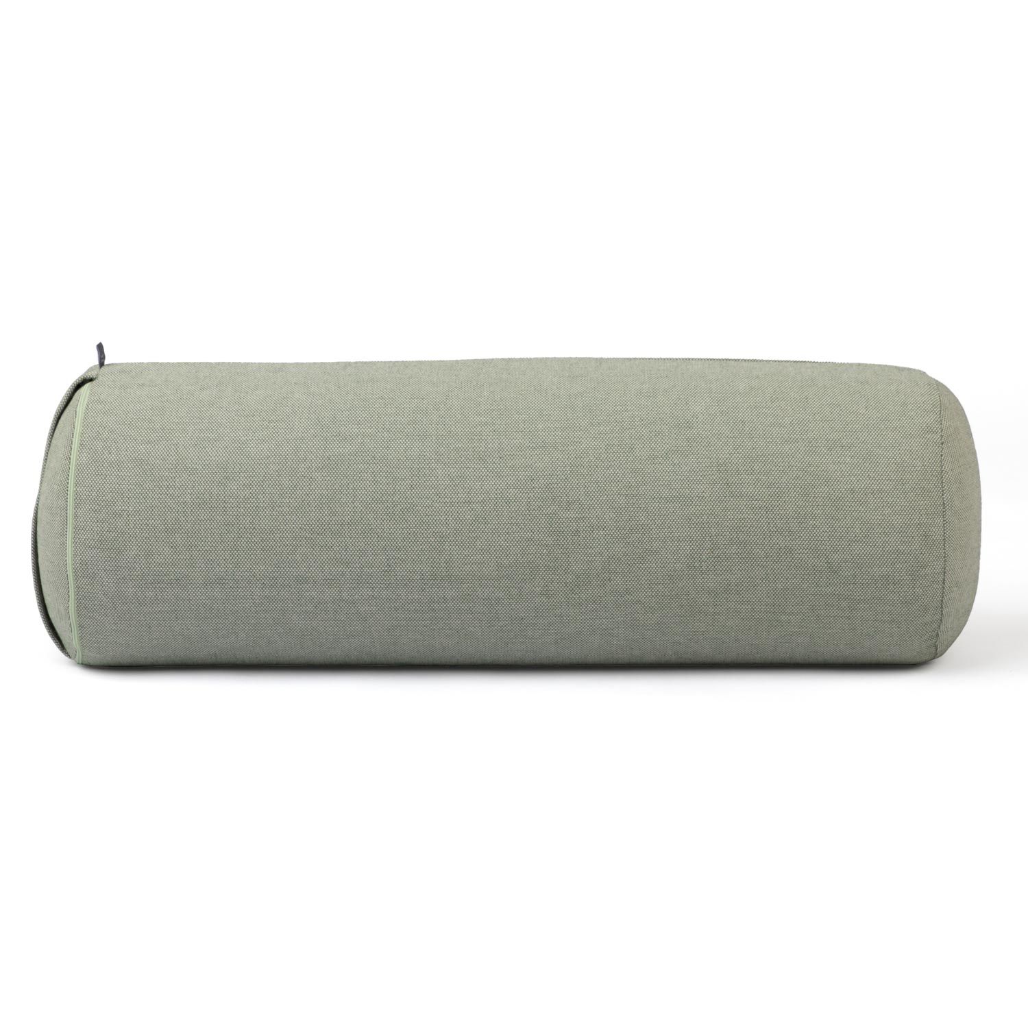 Cilindervormige yogabolster van groene stof. Naaddetails aan de uiteinden. Op witte achtergrond.