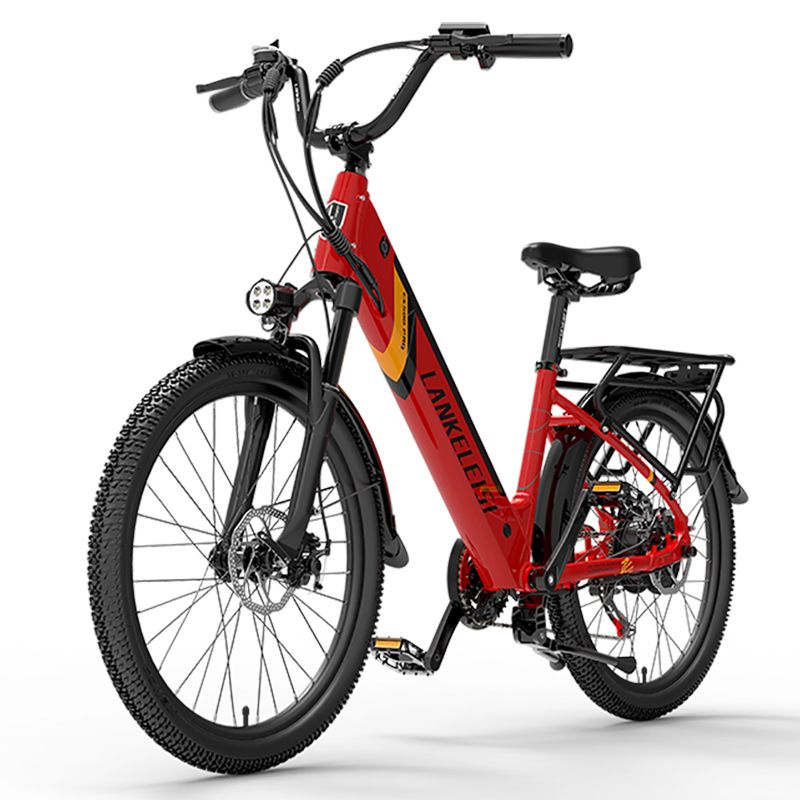 Vélo électrique de trekking rouge. Cadre et pneus noirs. Porte-bagages, phare et guidon visibles.
