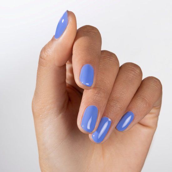 Main avec ongles vernis. Couleur : Indigo Dye. Finition brillante.