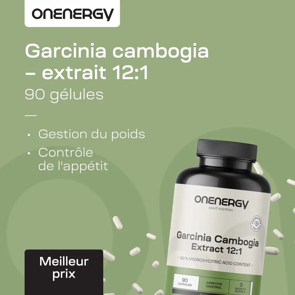 Femme boit dans la cuisine, à côté bouteille OnEnergy Garcinia Cambogia Extrait 12:1, 90 gélules.