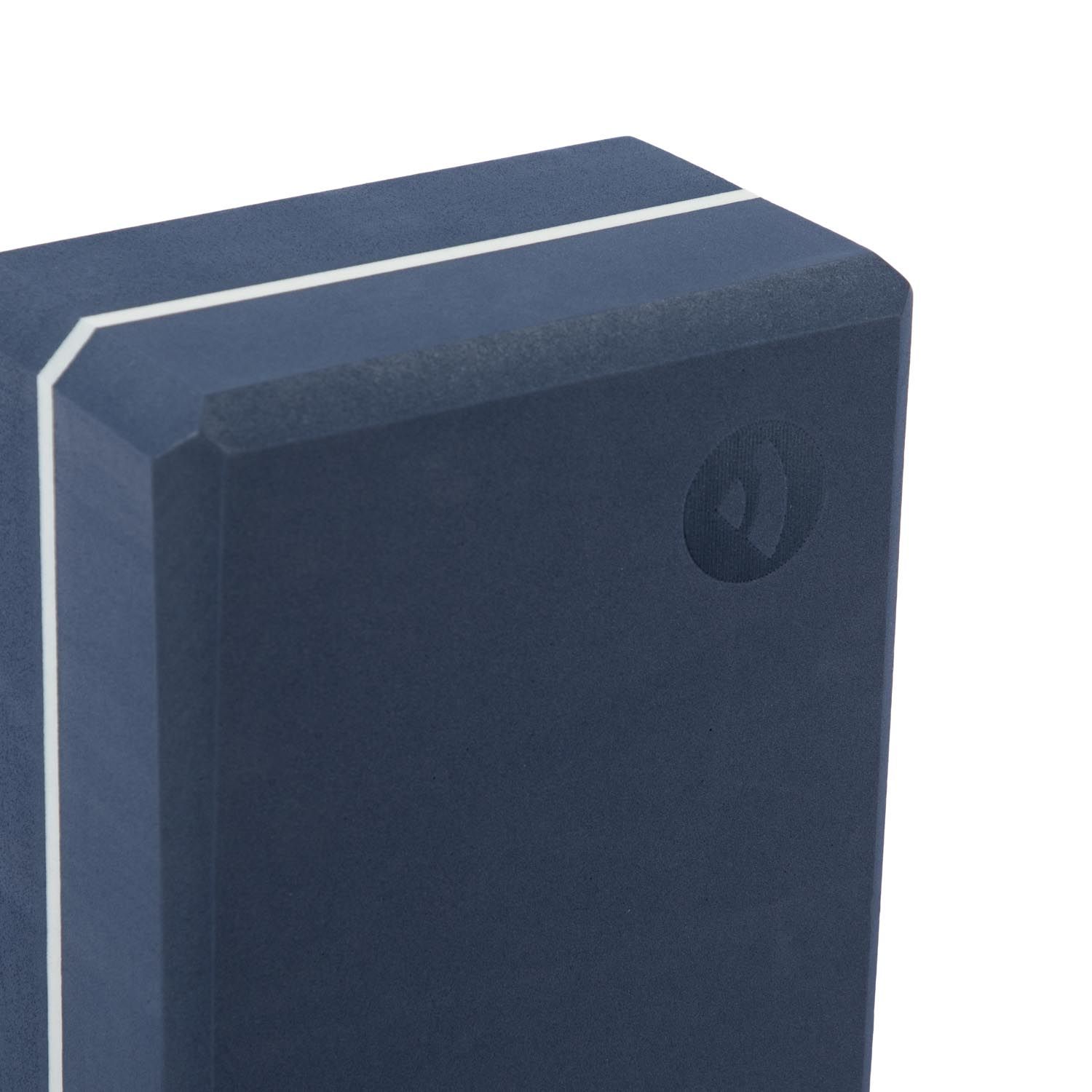 Close-up van een blauw yogablok. Logo en witte rand zichtbaar.