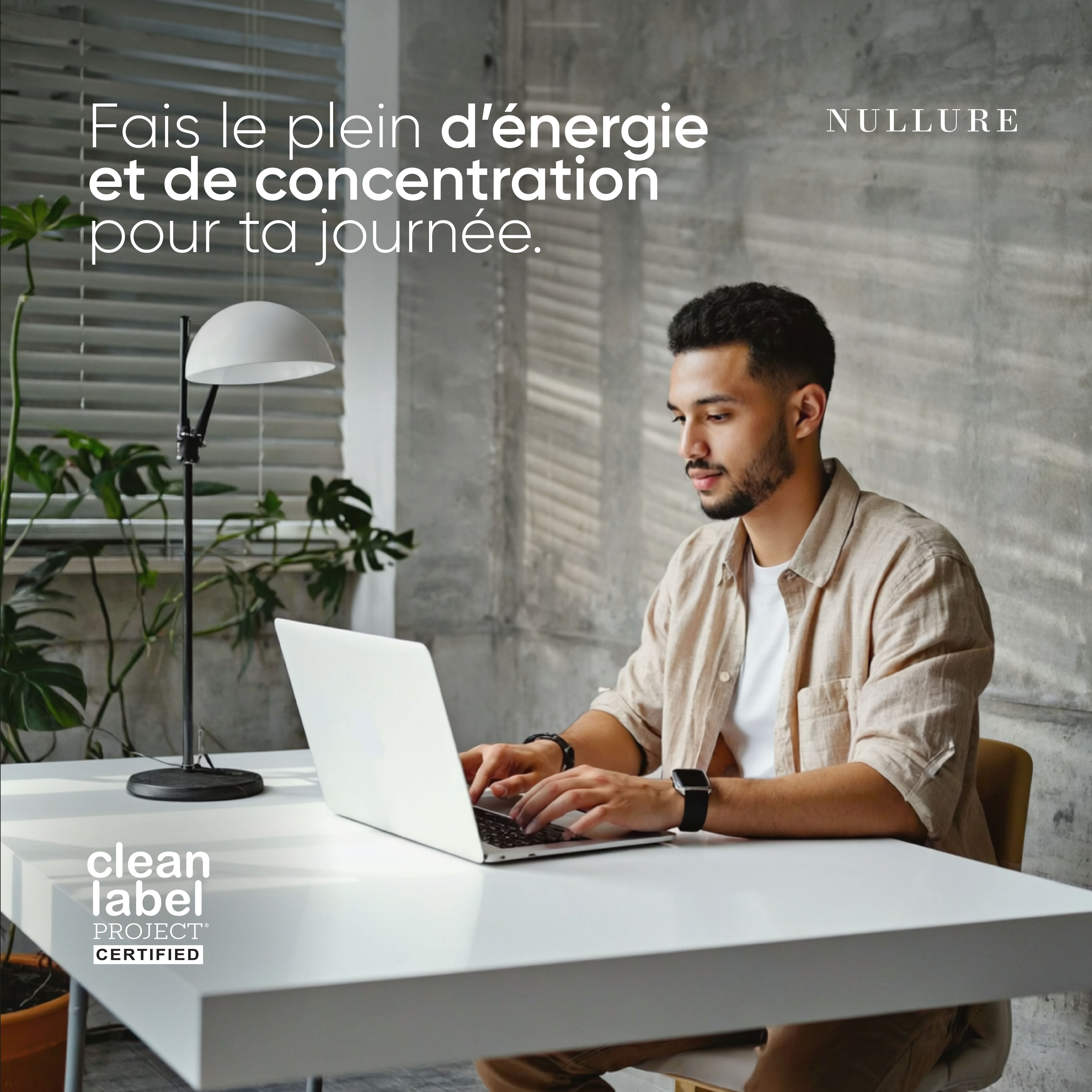 Man die aan een laptop werkt. Tekst: Vol energie en concentratie voor je dag.