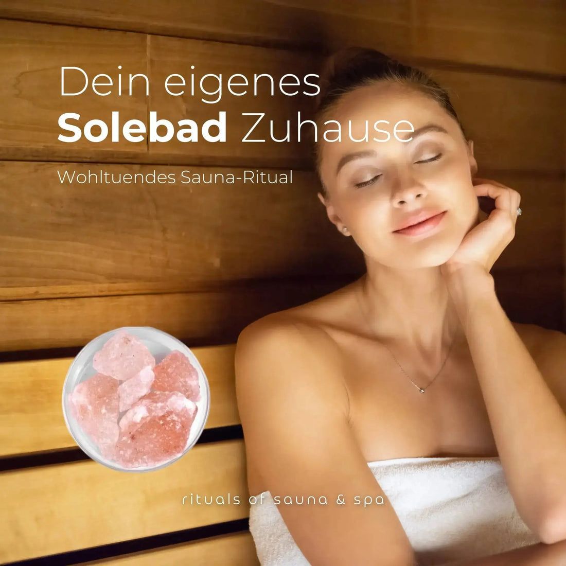 Femme dans un sauna. Bol de sel. Texte: Votre propre bain de saumure à la maison. Rituals of sauna & spa.