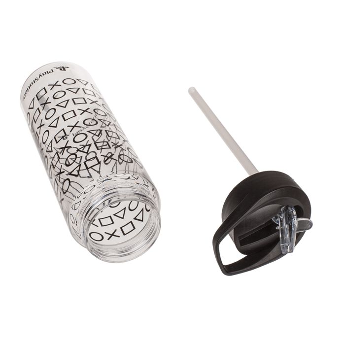 Uit elkaar gehaalde plastic drinkfles. Zwarte dop met rietje en transparante fles met Playstation-symbolen.