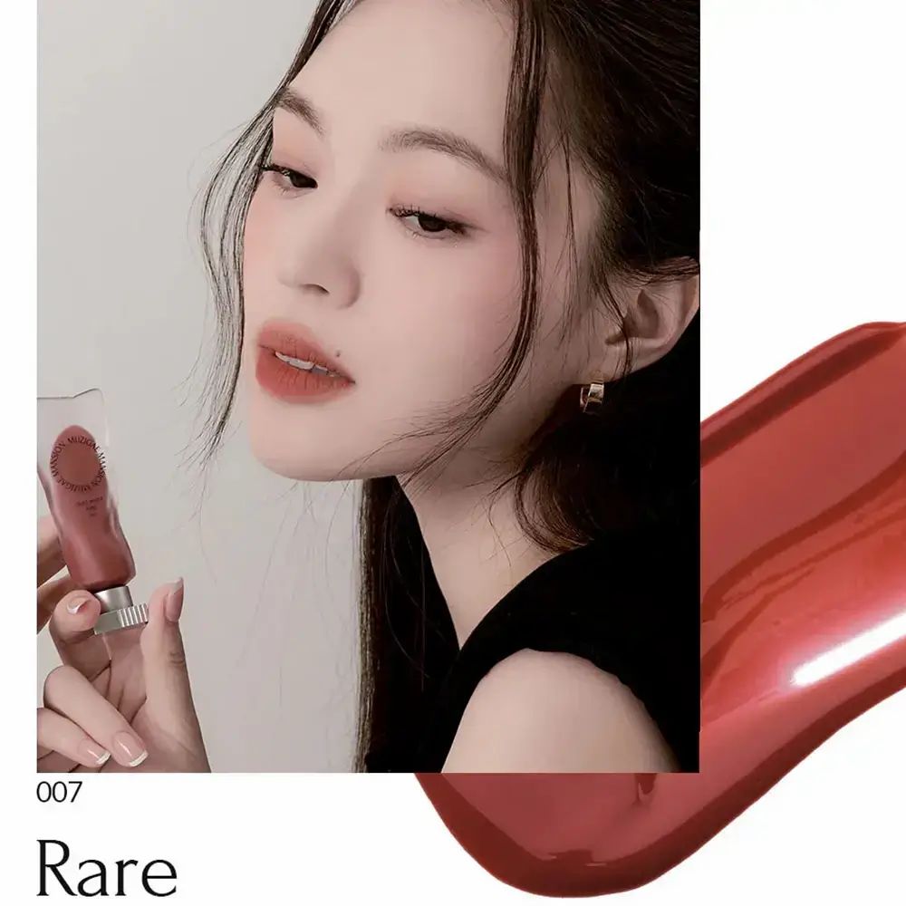 Vrouw met make-up op lippen. Lippenstift in tube, tint 007 Rare. Kleurvlek ernaast.