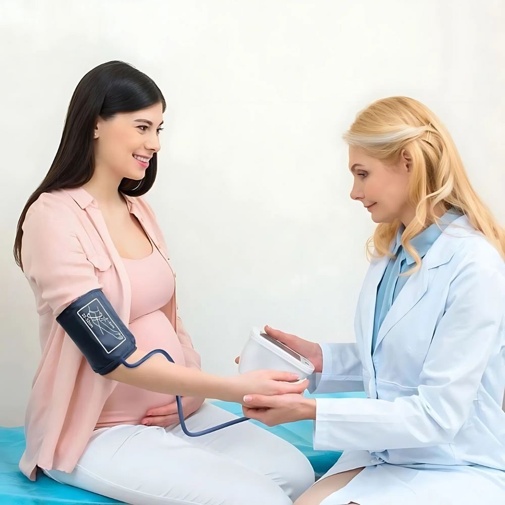Un médecin mesure la tension artérielle d'une femme enceinte. Un tensiomètre est placé sur le bras de la femme.