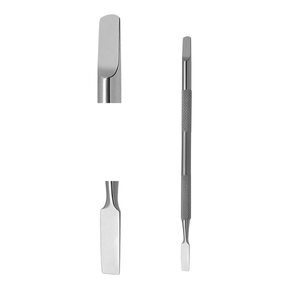 Pousse-cuticules en métal à double extrémité. Une extrémité arrondie, l'autre plate et rectangulaire. Manche moleté.