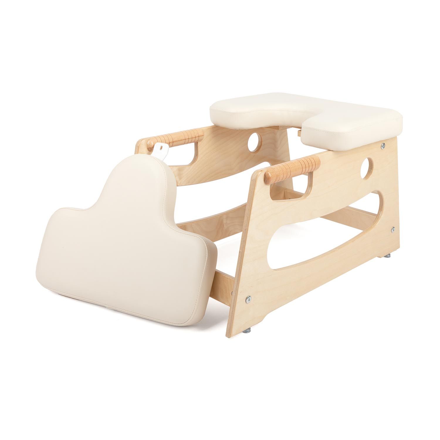 Tabouret de tête avec cadre en bois et coussins crème. Un coussin est relevé. Poignées latérales. Ouvertures rondes dans le cadre en bois.