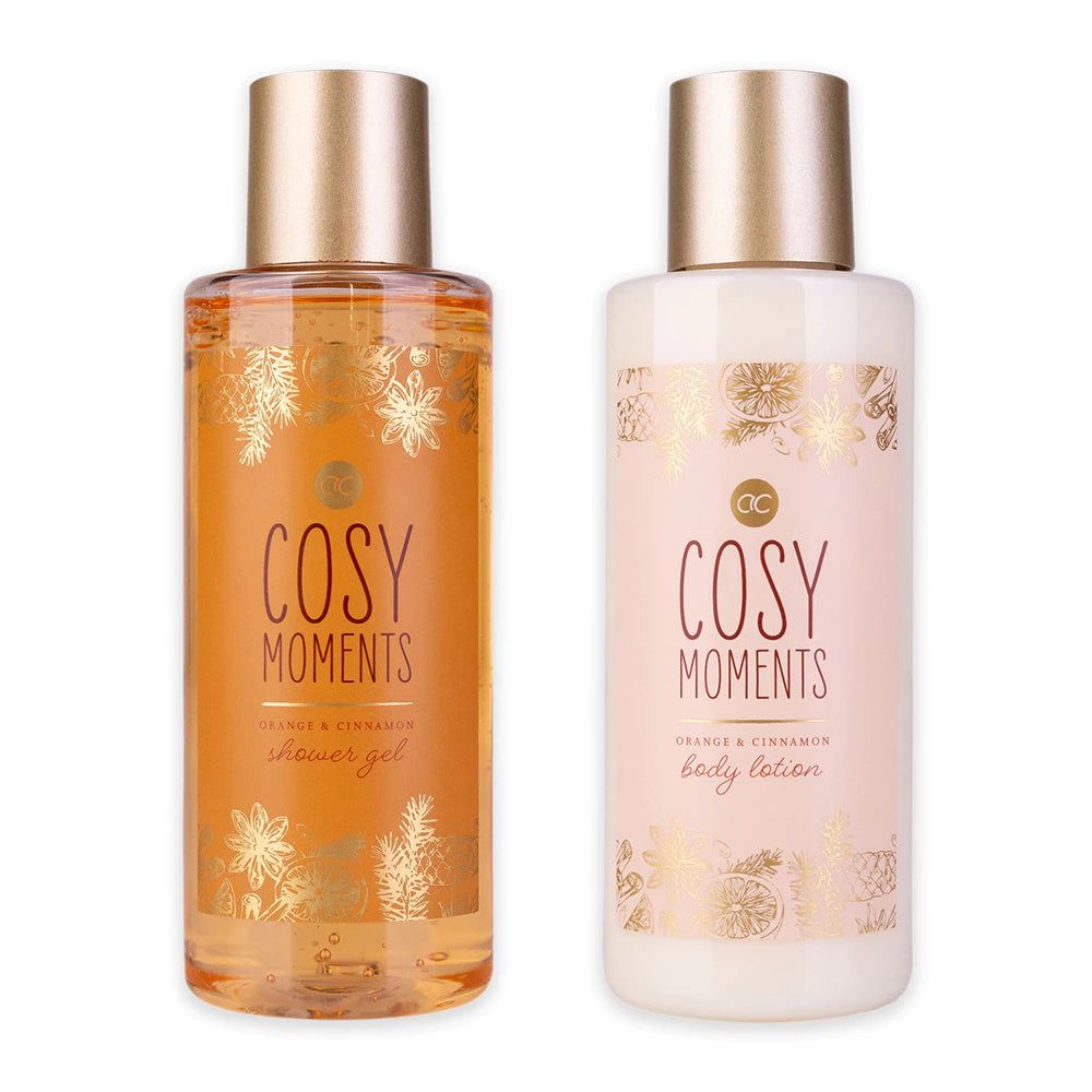 Deux flacons avec bouchons dorés. Inscription "Cosy Moments Orange & Cinnamon". Un gel douche, une lotion.